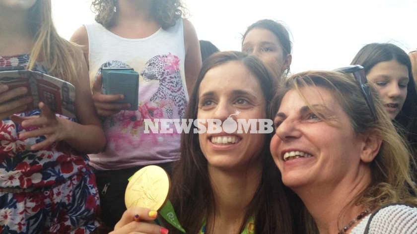 Η χρυσή Ολυμπιονίκης Κατερίνα Στεφανίδη επέστρεψε σπίτι της (pics&vids)
