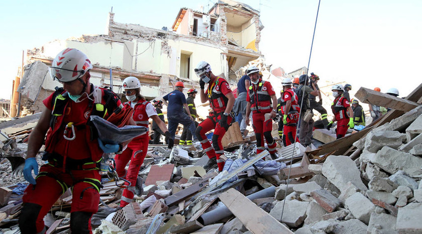 ΈKTAKTO-Σεισμός Ιταλία : Δεκάδες τουρίστες εγκλωβισμένοι κάτω από τα συντρίμμια ξενοδοχείου (Pics)