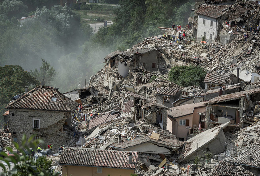 ΈKTAKTO-Σεισμός Ιταλία : Δεκάδες τουρίστες εγκλωβισμένοι κάτω από τα συντρίμμια ξενοδοχείου (Pics)