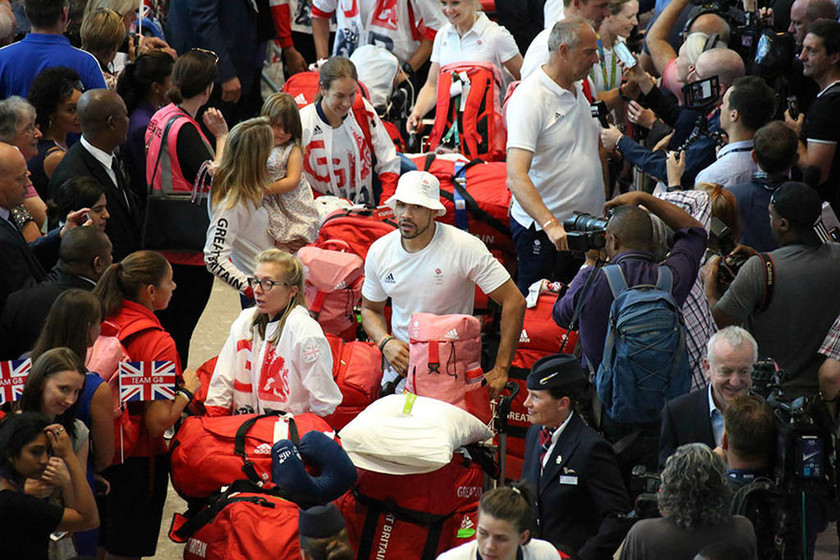 Και ξαφνικά οι Βρετανοί αθλητές αντιλήφθηκαν στο Χίθροου ότι είχαν όλοι τις ίδιες βαλίτσες! (Pics)