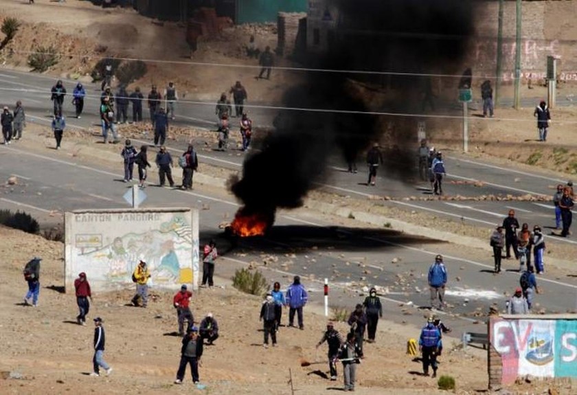 Βολιβία: Απεργοί ξυλοκόπησαν μέχρι θανάτου τον αναπληρωτή υπουργό Εσωτερικών (Pics & Vid)