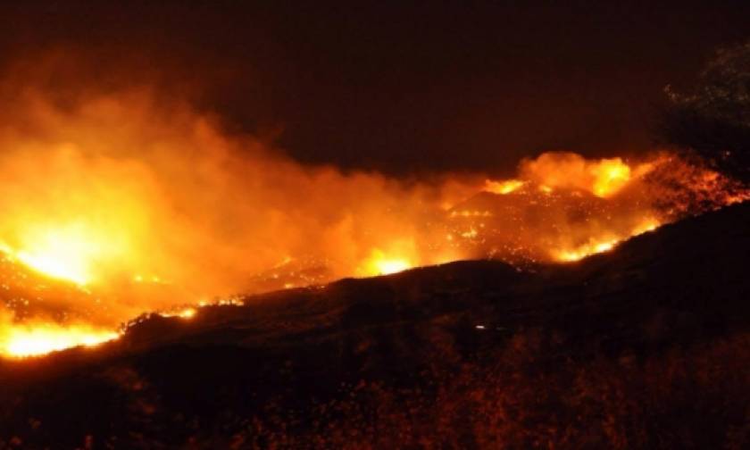 Καίγεται ξανά η Χίος – Εκκενώθηκε κατασκήνωση λόγω της μεγάλης φωτιάς