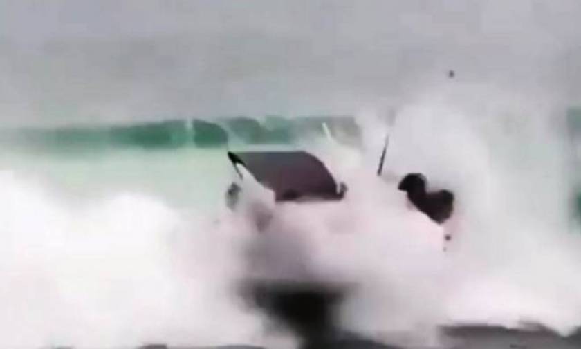 Κύμα στέλνει σκάφος στα βράχια (video)