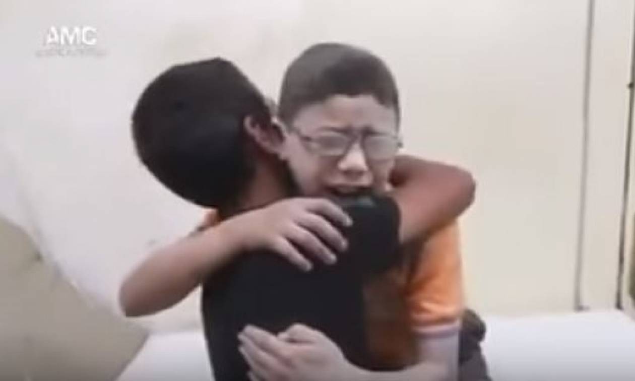 Ραγίζει καρδιές: Ο θρήνος δύο αγοριών στη Συρία για το νεκρό αδερφό τους (video)