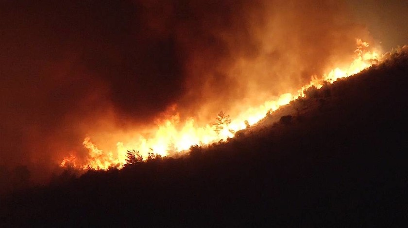 Σε ύφεση η πυρκαγιά στην Χίο (pics&vids)