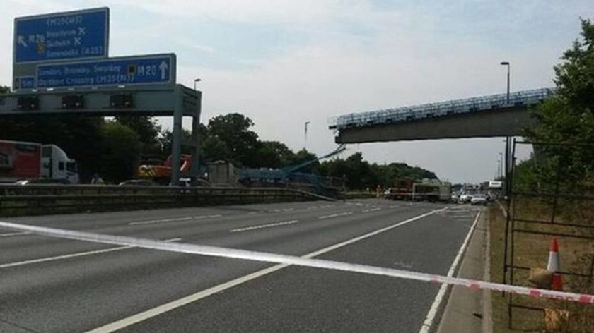 Βρετανία: Είδαν το Χάρο με τα...μάτια τους όταν έπεσε γέφυρα σε αυτοκινήτοδρομο
