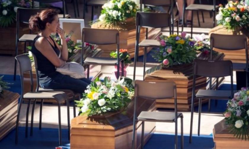 Σεισμός Ιταλία: Αβάσταχτος ο πόνος στις κηδείες των νεκρών - Εθνικό πένθος στην Ιταλία