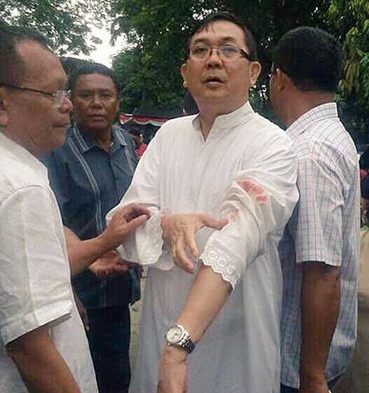 Tρόμος στην Ινδονησία: Τζιχαντιστής επιτέθηκε με τσεκούρι σε ιερέα (pics+vid)