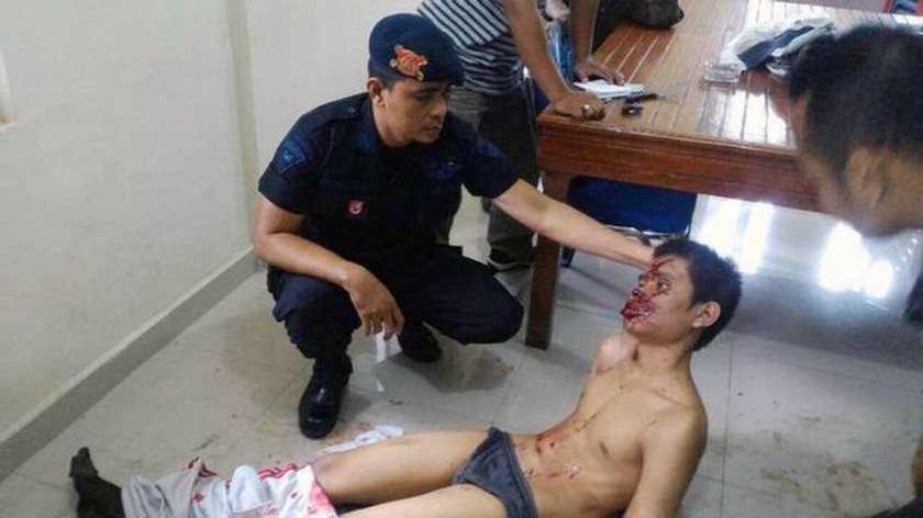 Tρόμος στην Ινδονησία: Τζιχαντιστής επιτέθηκε με τσεκούρι σε ιερέα (pics+vid)