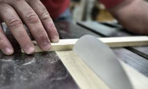 Viral Video: Μπορεί μια σελίδα χαρτί να κόψει ένα κομμάτι ξύλο;