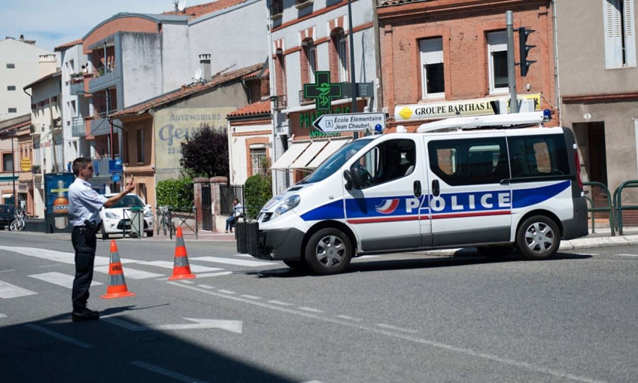 Σε συναγερμό ξανά η Γαλλία: Επιτέθηκαν με μαχαίρι σε αστυνομικό στην Τουλούζη (pics+vid)