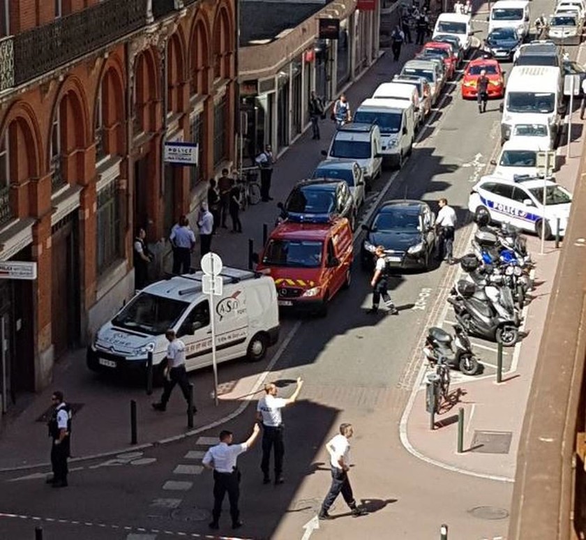 Σε συναγερμό ξανά η Γαλλία: Επιτέθηκαν με μαχαίρι σε αστυνομικό στην Τουλούζη (pics+vid)
