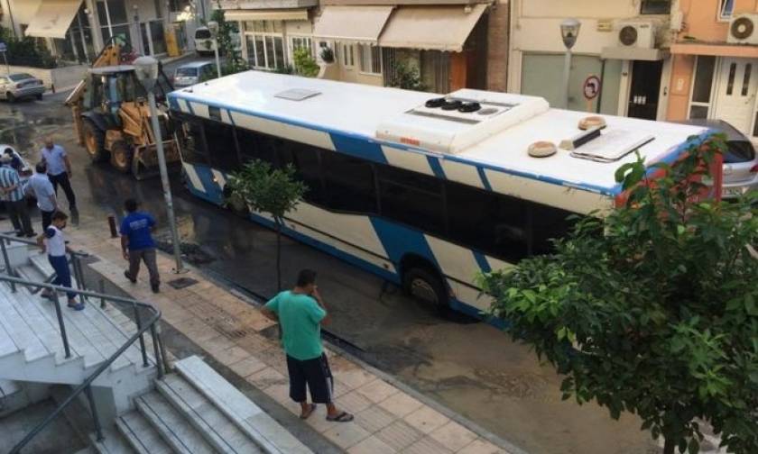 Κρήτη: Άνοιξε ο δρόμος και κατάπιε… λεωφορείο! (photos)