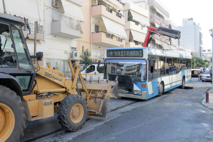 Κρήτη: Άνοιξε ο δρόμος και κατάπιε… λεωφορείο! (photos)