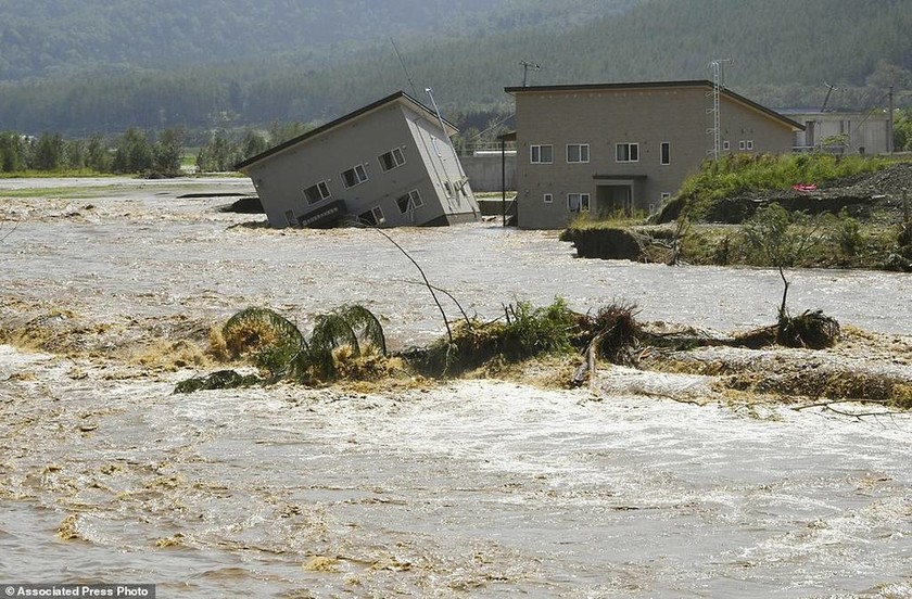 Ο τυφώνας Lionrock σκόρπισε τον θάνατο στην Ιαπωνία - Δεκάδες αγνοούμενοι (pics+vid)