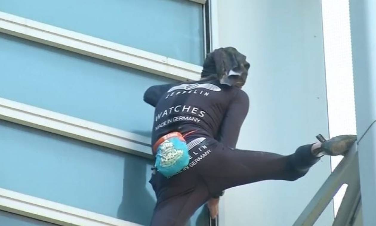 Γάλλος... Spiderman σκαρφάλωσε σε ουρανοξύστη για να ζητήσει την αποφυλάκιση κρατούμενης (vid)