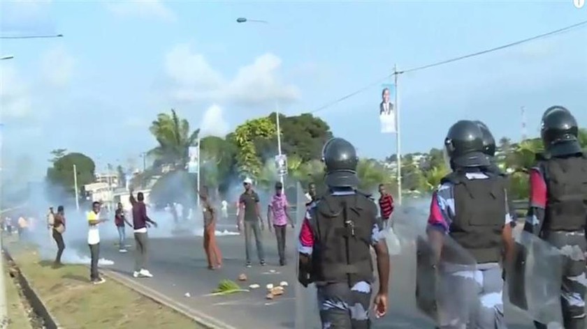 Στις φλόγες από εξοργισμένους διαδηλωτές το κοινοβούλιο της Γκαμπόν (Pics)