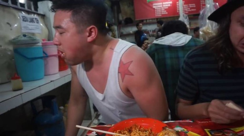 Απίστευτο: Έφαγε τα πιο καυτερά noodles του κόσμου και κουφάθηκε! (vid)
