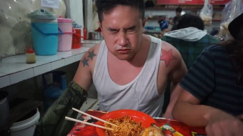 Απίστευτο: Έφαγε τα πιο καυτερά noodles του κόσμου και κουφάθηκε! (vid)