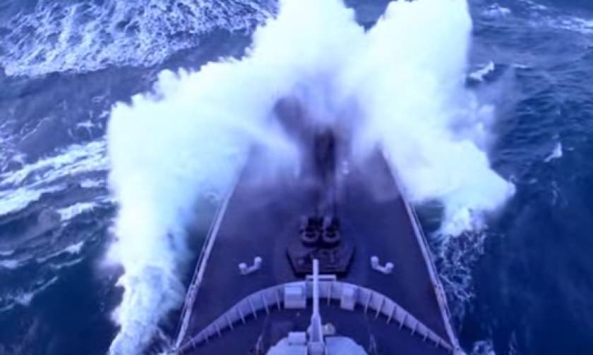 Πολεμικό πλοίο δίνει απίστευτη μάχη με πελώρια κύματα μέσα σε τρικυμία