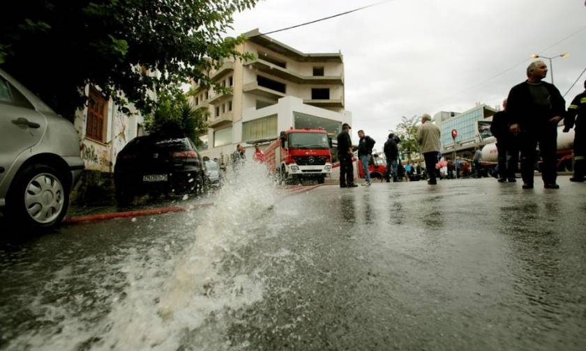 «Άνοιξαν οι ουρανοί» στην Καρδίτσα: Προβλήματα από την έντονη βροχόπτωση (pics)