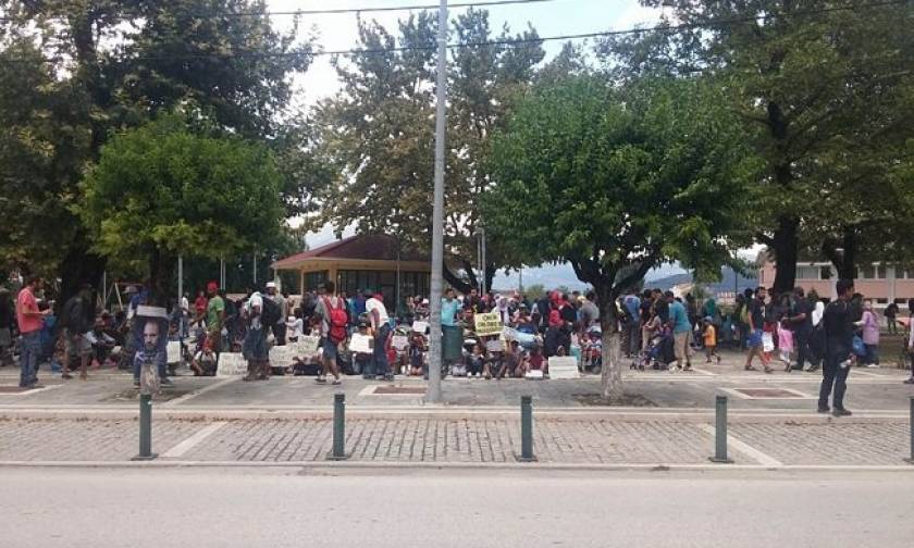 Ιωάννινα: Τεταμένη η κατάσταση στον καταυλισμό - Οι πρόσφυγες έφυγαν και πήγαν... πλατεία (video)