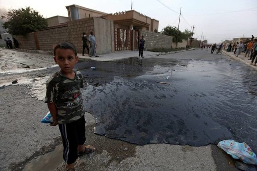 Εικόνες Αποκάλυψης στο Ιράκ: : Εκρήξεις, ποτάμια πετρελαίου και φλεγόμενοι δρόμοι (videos+photos)
