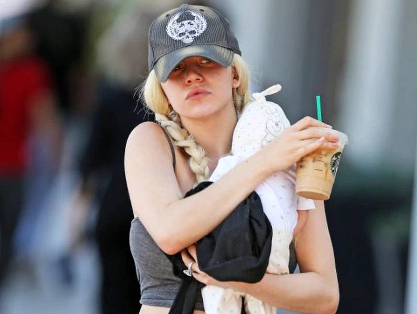 Διάσημη τηλεπερσόνα «τρελάθηκε» και βγάζει βόλτα ένα πλαστικό μωρό μετά την αποβολή της (vids+pics)