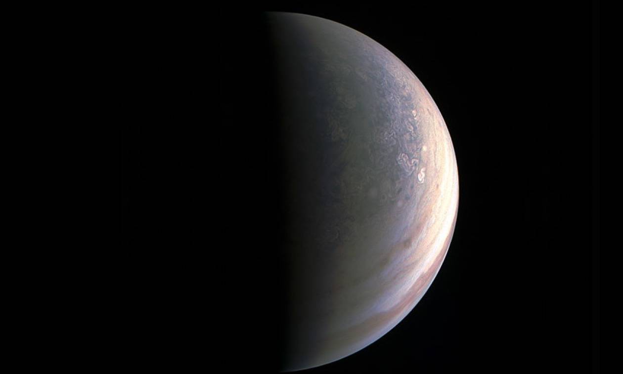 Εντυπωσιακό: Οι πρώτες φωτογραφίες του βορείου πόλου του Δία από το Juno