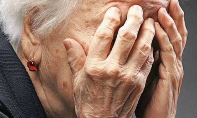 Τρόμος στην Κόρινθο: Άγνωστοι χτύπησαν και λήστεψαν ηλικιωμένη