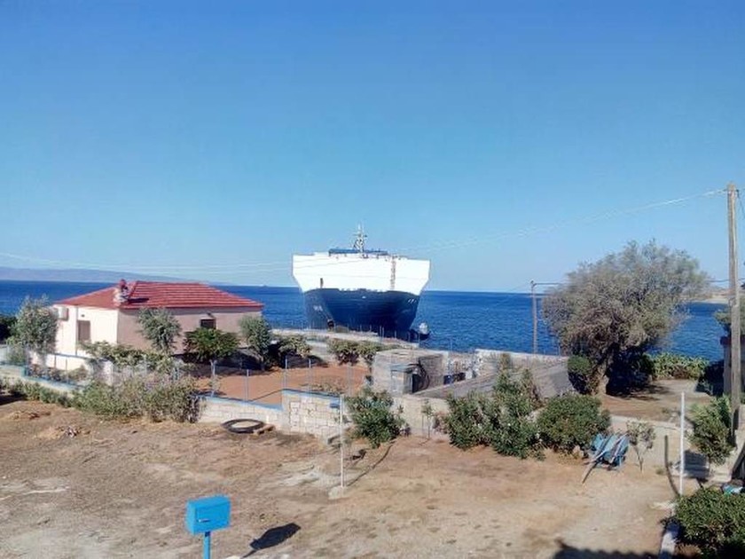 Λακωνία: Καράβι βγήκε στη στεριά! (pics)