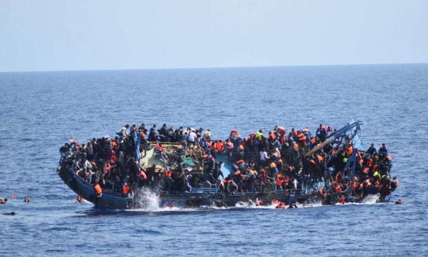 Ανατράπηκε πλοιάριο με μετανάστες έξω από τη Λιβύη