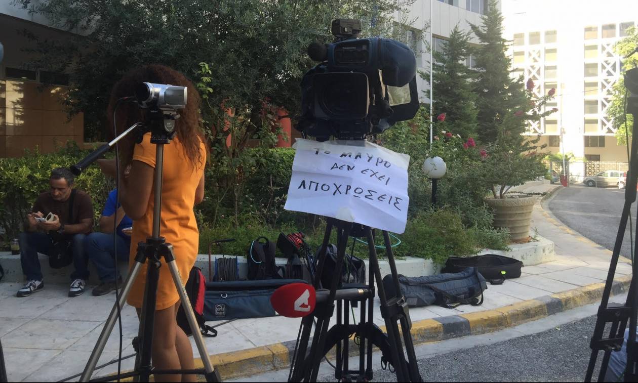 Τηλεοπτικές άδειες: Διαμαρτυρία τεχνικών και δημοσιογράφων Alpha και Star έξω από τη Γ.Γ. Ενημέρωσης