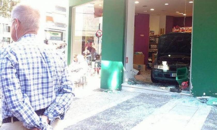 Απίστευτες φωτογραφίες: Ηλικιωμένη μπούκαρε με το αυτοκίνητο σε κατάστημα στη Νέα Σμύρνη
