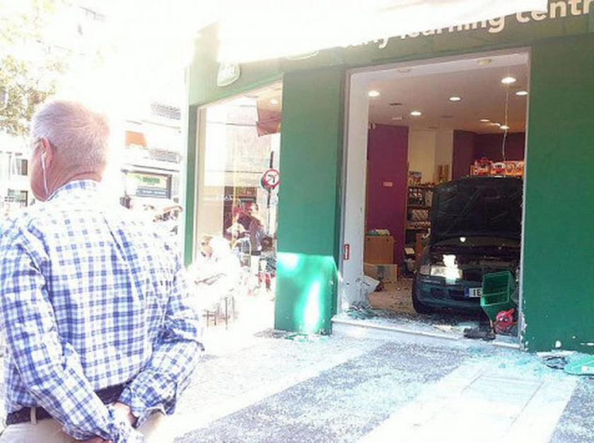 Απίστευτες φωτογραφίες: Ηλικιωμένη μπούκαρε με το αυτοκίνητο σε κατάστημα στη Νέα Σμύρνη 