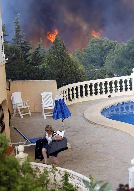 Ισπανία: Έναν πυρομανή αναζητούν οι Αρχές ως υπεύθυνο για τη μεγάλη πυρκαγιά στη Βαλένθια (Pics)