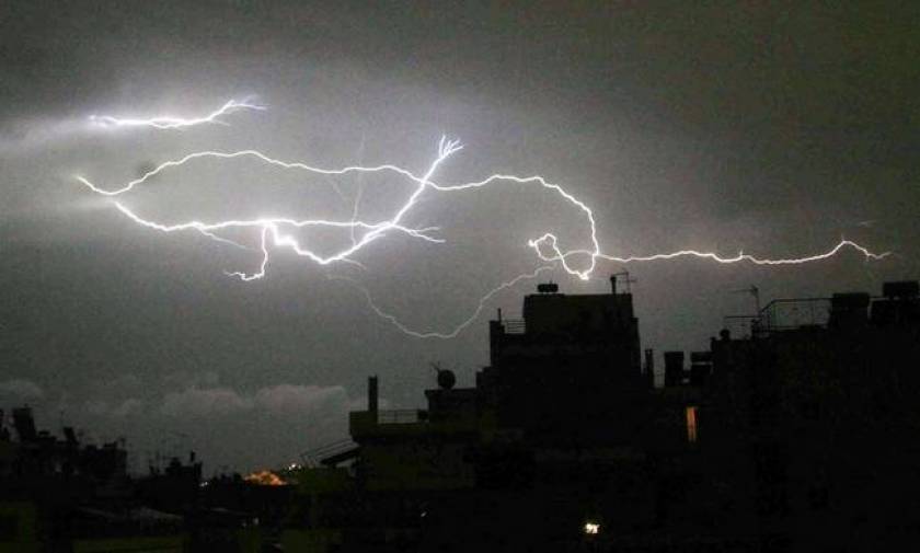Κακοκαιρία - Βόλος: Χωρίς ρεύμα και τηλέφωνο από την σφοδρή καταιγίδα