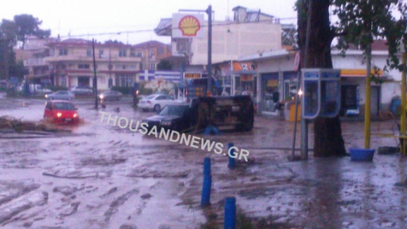 EKTAKTO - Κακοκαιρία: Αγνοείται γυναίκα οδηγός στη Θεσσαλονίκη – «Πνίγηκε» η πόλη από τη θεομηνία (p