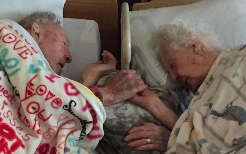 Ραγίζει καρδιές η φωτογραφία ηλικιωμένου ζευγαριού λίγο πριν τους χωρίσει ο θάνατος