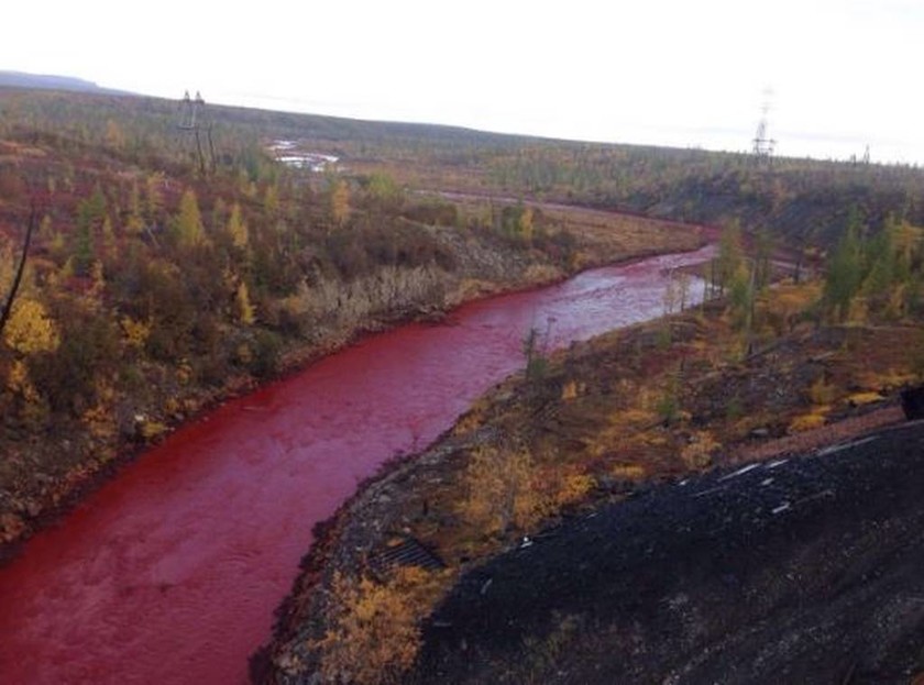 Δεν πίστευαν στα μάτια τους: Ποτάμι στη Ρωσία έγινε... κόκκινο! (pics)