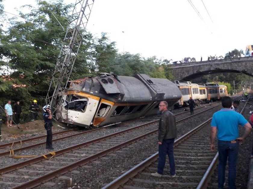 Εκτροχιασμός τρένου στην Ισπανία - Τουλάχιστον 2 νεκροί (Pics)