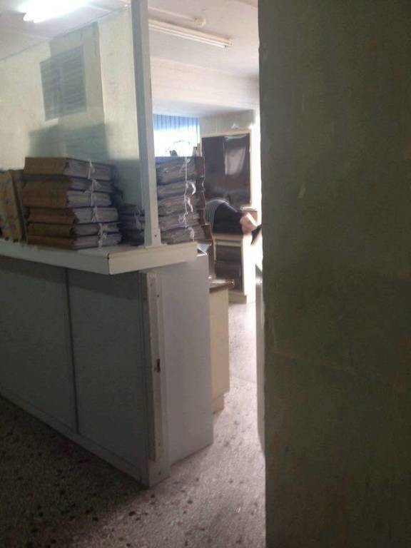 Η φωτογραφία που σπάει ταμία: Κοιμήθηκε πάνω σε γραφείο της εφορίας στην Καλαμαριά
