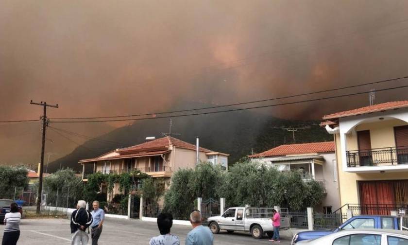 Ανεξέλεγκτη η φωτιά στη Θάσο: Κάηκαν σπίτια, τραυματίστηκε πυροσβέστης και εγκλωβίστηκαν βουλευτές