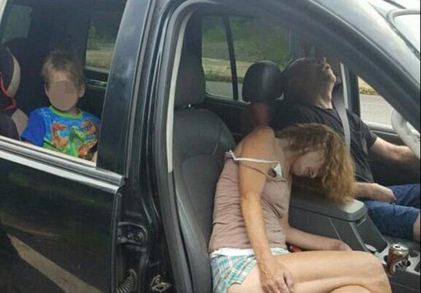 Φωτογραφίες-σοκ: Οδηγούσαν υπό την επήρεια ηρωίνης με τον τετράχρονο γιο τους στο αυτοκίνητο