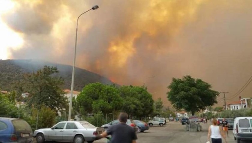 Πύρινη κόλαση: Ανεξέλεγκτη καίει η μεγάλη πυρκαγιά στη Θάσο - Καμμένα σπίτια και τραυματίες