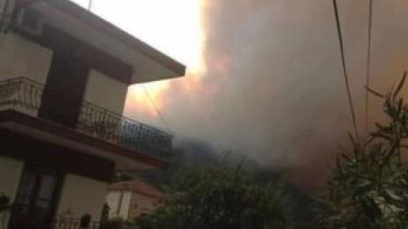 Πύρινη κόλαση: Ανεξέλεγκτη καίει η μεγάλη πυρκαγιά στη Θάσο - Καμμένα σπίτια και τραυματίες