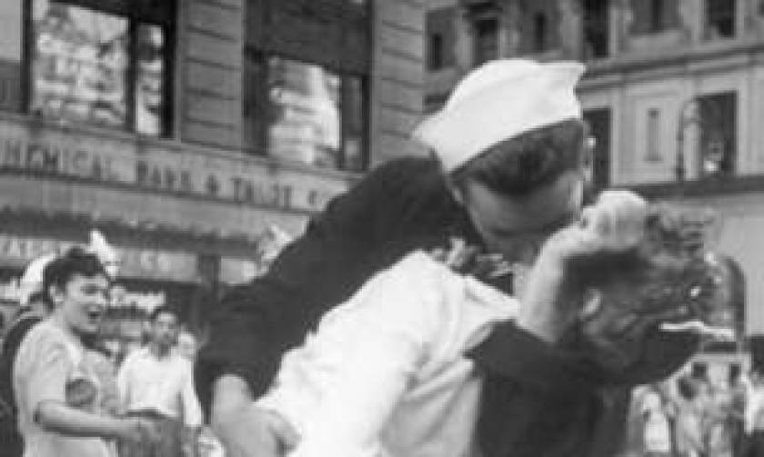 Woman in famous VJ Day 'Kiss' photo dies aged 92