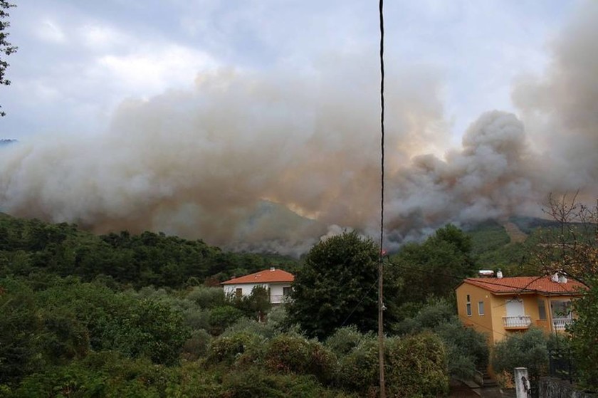 Μαίνεται για τρίτη μέρα η φωτιά στη Θάσο - Κλειστά θα μείνουν τα σχολεία