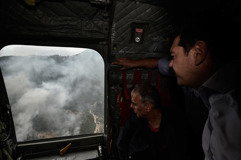 Τσίπρας: Πέταξε πάνω από την καμένη Θάσο και ανακοίνωσε μέτρα ανακούφισης των πληγέντων (pics)