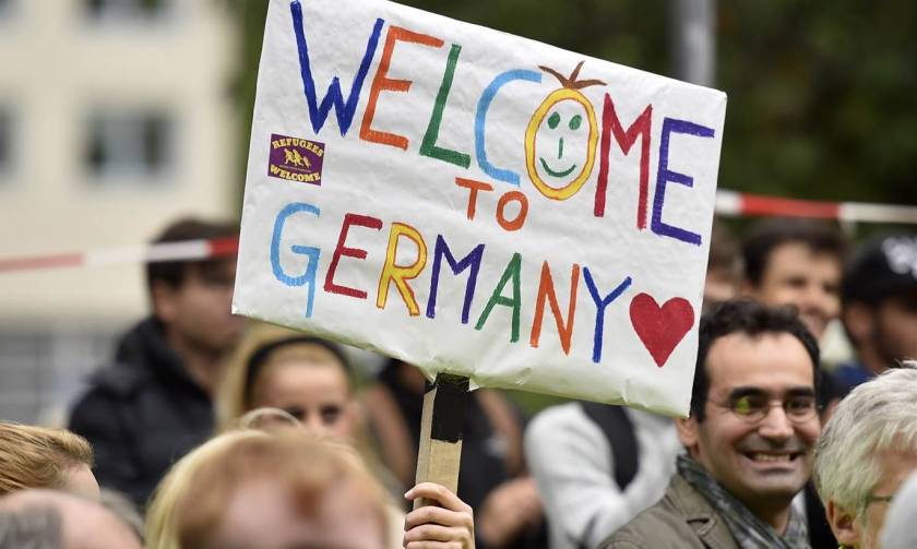 Γερμανία: Μόλις 100 πρόσφυγες έχουν προσλάβει οι μεγάλες γερμανικές εταιρείες - Εξηγήσεις στη Μέρκελ